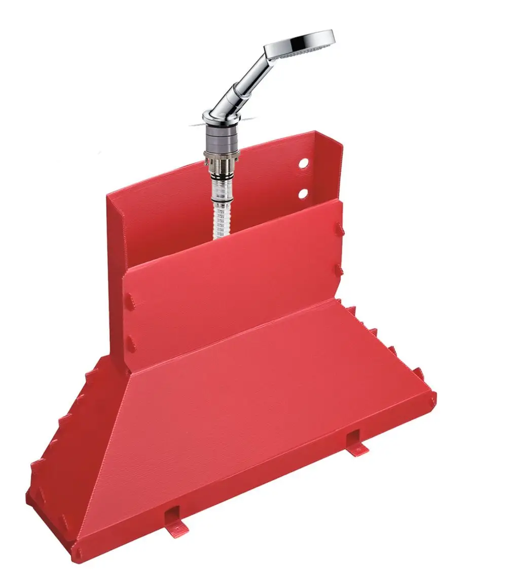 Rotes Wannenrand-Set mit handschriftlichem Blick auf einen Duschkopf von Hansgrohe, mit integrierter Schlauchverbindung.